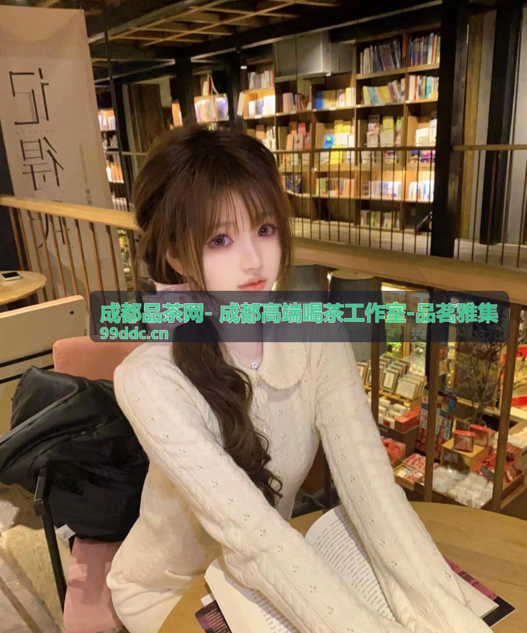 品茗雅集茶艺师正在进行茶艺表演